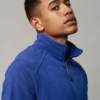 Chaqueta Polar Mukua Perth Hombre Azul Royal Primer plano de hombre joven con corte de pelo moderno vistiendo chaqueta polar Mukua Perth de color azul royal