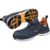 Calzado seguridad Puma Chase Low S1PS azul naranja Par de zapatillas de seguridad Puma Safety Chase Low S1PS azul marino y naranja, mostrando la parte superior textil con cordones rápidos y la suela antideslizante con agarre robusto.