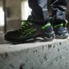 Botas seguridad U-Power Strike ESD S3S industria Primer plano de botas de seguridad U-Power Strike negras con detalles en verde neón