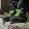 Botas seguridad U-Power Strike ESD S3S para industria Primer plano de botas de seguridad U-Power Strike negras con cordones y detalles en verde lima